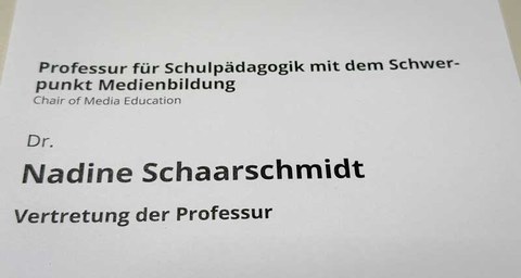 Türschild mit Aufschrift: Dr. Nadine Schaarschmidt Vertretung der Professur