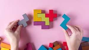 bausteine die mit zwei händen verschoben werden