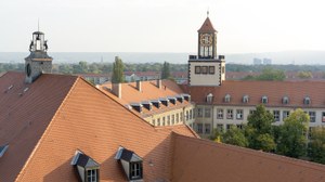 Foto des Institutsgebäude Weberplatz von oben. Zu sehen ist das rote Dach mit den beiden Türmen.