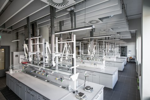 Labor Tische in einem leeren Labor