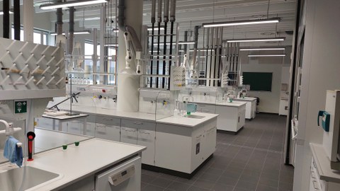 Es stehe mehrere Versuchsmöbel und Labor Ausstattungen im Raum.