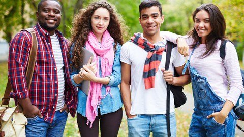 4 Menschen stehen im Gespräch zusammen