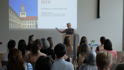 Frau Pof. Wustmann am Podium