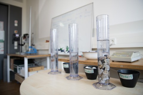 Befüllte Reagenzgläser auf einem Tisch.