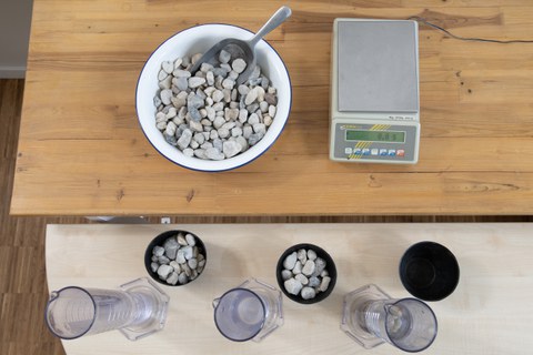 Reagenzgläser auf einem Tisch gefüllt mit unterschiedlich Steinarten