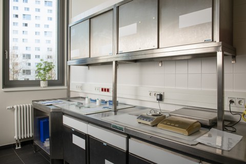 Edelstahlschränke die angerichtet sind wie eine Küchenzeile.