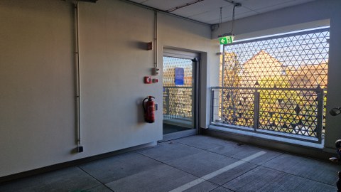 Gebäudezugang vom Parkdeck
