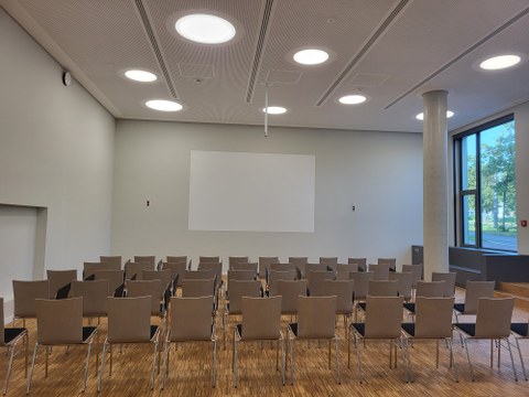 In einem Raum stehen jeweils 10 Stühle in 5 Reihen hintereinander