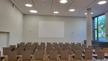 Stühle geordnet in Reihen in der Aula