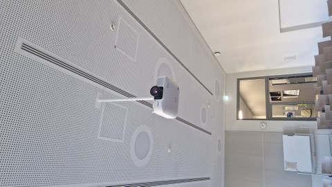 Beamer an der Decke montiert