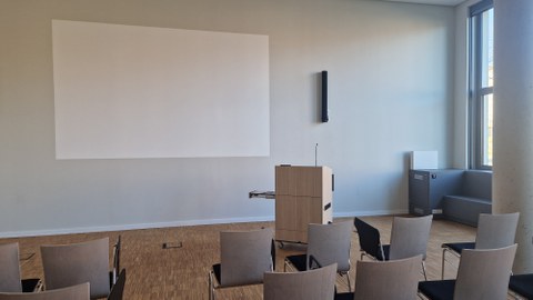 Stühle vor der Projektionsfläche