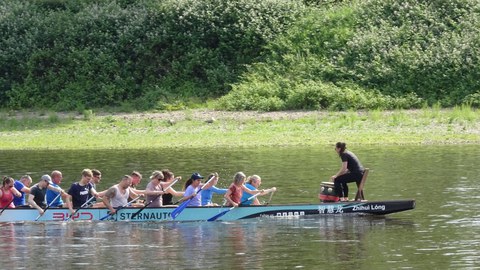 Ein Drachenboot besetzt mit 8 Menschen