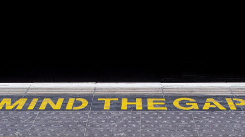 Ein Bahnsteig mit der dem Schriftzug  "Mind the Gap"