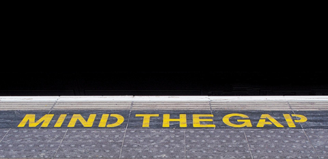 Ein Bahnsteig mit der dem Schriftzug  "Mind the Gap"