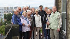 Absolventen der Berufspädagogik nutzen die Gelegenheit zum Blick über Dresden