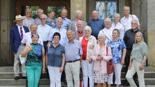 Am Haupteingang zum Unigebäude am Weberplatz - Treffpunkt für alle Generationen