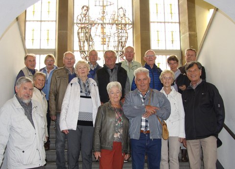 Seminargruppentreffen mit Gruppenbild vor dem Glasfenster mit ABF-Motiv