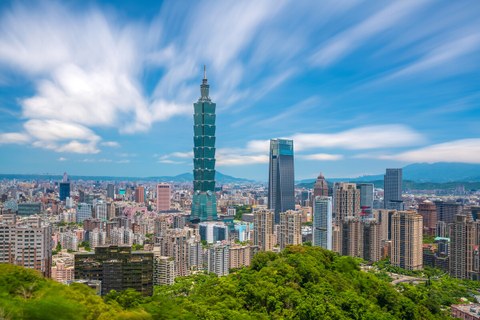 Foto zeigt die Skyline der Innenstadt von Taipeh in Taiwan.