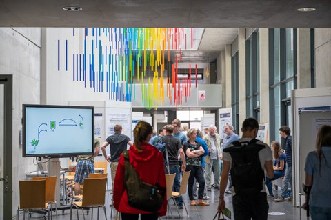 Das Foto zeigt einen voll besuchten Chemiebau zum Uni-Tag 
