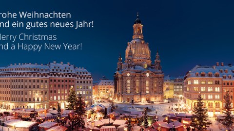 Weihnachtsgrußkarte mit Foto von weihnachtlichen, beleuchteten Buden auf dem schneebedeckten Neumarkt vor der Frauenkirche Text: "Frohe Weihnachten und ein gutes neues Jahr! Merry Christmas and a Happy New Year!"