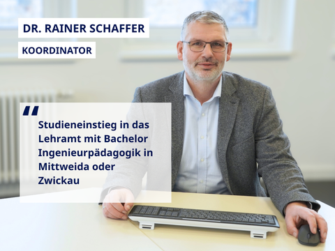 Dr. Rainer Schaffer sitzt am Tisch und schaut freundlich in die Kamera