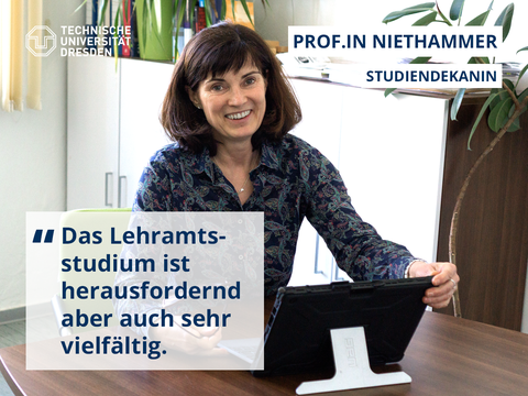 Studiendekanin Prof. Manuela Niethammer sitzt am Tablet in erklärender Pose