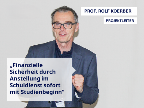 Das Bild zeigt den Projektleiter Prof. Koerber, welcher gestikulierend in die Kamera schaut. Neben ihm steht in blauer Schrift auf weißem Hintergrund "Finanzielle Sicherheit durch Anstellung im Schuldienst sofort mit Studienbeginn".