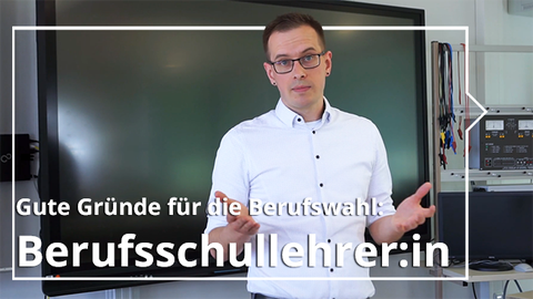 ein Berufsschullehrer steht vor einem Touchdisplay