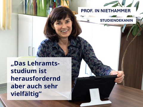 Die Studiendekanin Frau Professorin Niethammer sitzt im Büro am Tablet und schaut freundlich lächelnd in die Kamera. Neben ihr steht in blauer Schrift auf weißem Hintergrund "Das Lehramtsstudium ist herausfordernd aber auch sehr vielfältig".