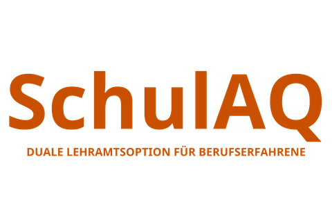 Schriftzug SchulAQ mit orange-farbener Schrift auf weißem Grund
