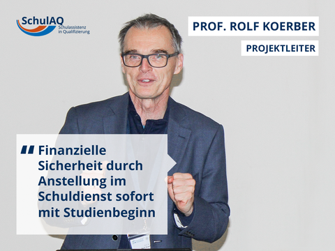 Prof. Rolf Koerber blickt in erzählerischer Pose zum Betrachter.