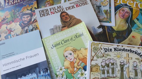 Collage aus verschiedenen Medien mit monastischem Bezug, darunter Comics, Ausmalbücher und Bücher zu Filmen