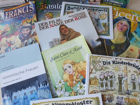 Collage aus verschiedenen Medien mit monastischem Bezug, darunter Comics, Ausmalbücher und Bücher zu Filmen
