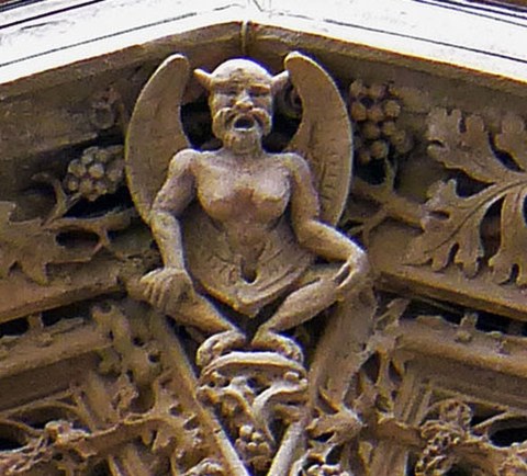 Der vielfach in einschlägigen mystifizierenden Werken über die Templer abgebildete "Baphomet" am Hauptportal der Kirche St. Merri in Paris stammt aus der Restaurierung der Kirche in den 40er Jahren des 19. Jhs. und gibt keine originale mittelalterliche Figur wieder.