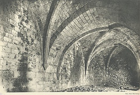 Die Zeichnung zeigt eine Art Gewölbe.