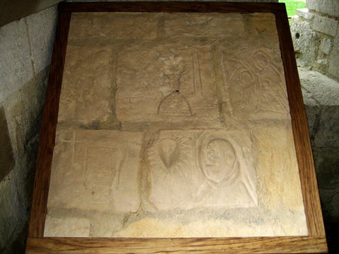 Den Templern zugeschriebene Graffiti von Chinon. Im rechten Bildfeld zwei Kalvarienberge mit Kreuz und den Leidenswerkzeugen Christi: die Lanze, mit der Christi Seite durchstossen wurde und die Lanze, mit der ihm der Essigschwamm gereicht wurde, sowie die drei Nägel. Links viel. d. Hl. Michael mit Seelenwaage.