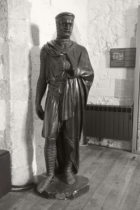 Gipsstatue des Provinzmeisters Aymeric de Saint-Maur, eines der Unterzeichner der Magna Charta, 19. Jahrhundert. Westgate, Canterbury, Zustand 2021.