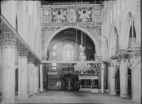 Inneres der Al Aqsa-Moschee vor den Umbauten des 20. Jahrhunderts, die christliche Elemente ersetzten. Bildband "Im Lande des Herrn" von Gustav Meinertz, K.M.H. Bildbandverlag Ludwig Schumacher.