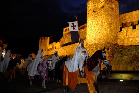 Fest der Templer. Verkleideter Ritter reitet auf Pferd.