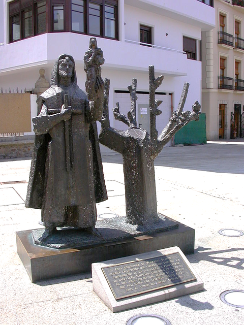 Statue. ein Templer hält eine Mariengestalt in der Hand.