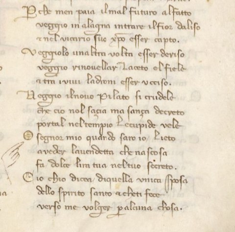 Nahaufnahme einer mittelalterlichen Handschrift auf Pergament mit italienischem Text in brauner Tinte. Am linken Rand sind eine kleine Handzeichnung, die auf den Text zeigt, sowie ein kreisförmiges Symbol zu sehen.