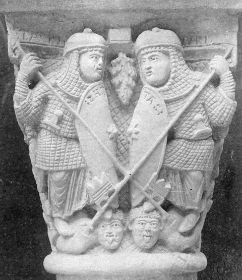 Auf dem Bild sind zwei Statuen zu erkennen, die in einer Rüstung und mit Lanzen dargestellt sind. Die Ritter schauen einander an und kreuzen ihre Lanzen.