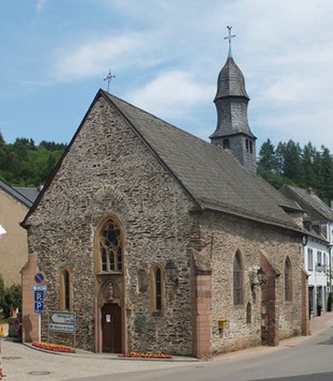 Auf der Abbildung ist eine Kapelle mit Turm zu sehen.