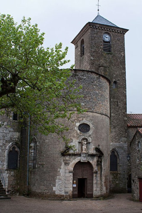 Die Kirche, Eingang in der Apsis und oberer Teil des Glockenturms aus späterer Zeit