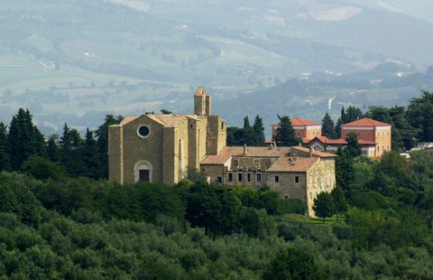 Blick in den Altarraum mit der Darstellung des Jüngsten Gerichts und dem thronenden Christus rechts, Zustand 2013.