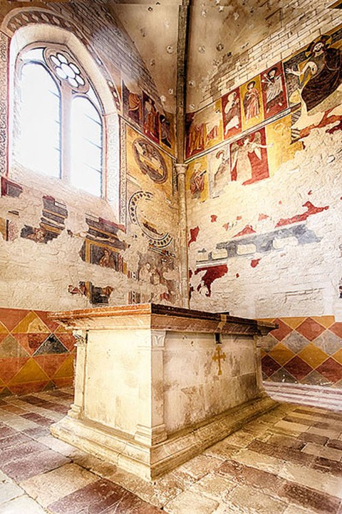 Blick in den Altarraum mit der Darstellung des Jüngsten Gerichts rechts an der Wand