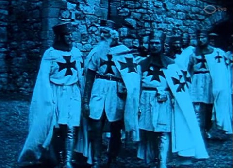 Templer mit ihrem Meister. Screenshot aus Ivanhoe (blau getönte Sequenz), 1913, digitalisiert von EYE Filmmuseum