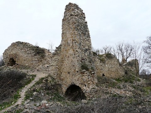 Die Burgruine von Templestein ist stark zerfallen. Es scheint nur noch ein Turm und einige eingefallene Mauer übrig zu sein. das Foto stammt aus dem Jahre 2008.