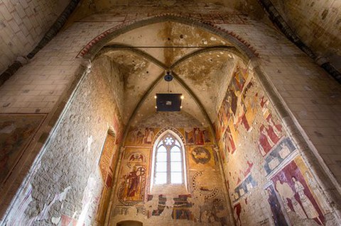 Blick in den Altarraum mit der Darstellung des Jüngsten Gerichts und dem thronenden Christus rechts, Zustand 2013