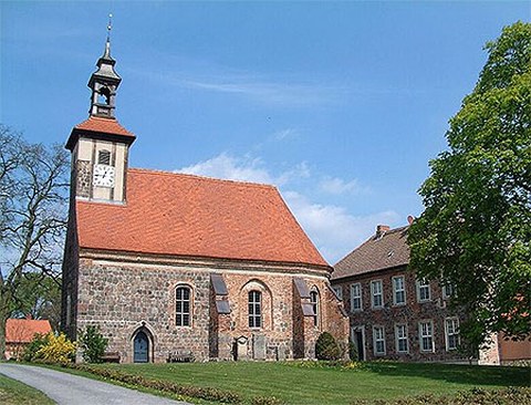Lietzener Kirche mit dem Feldsteinkern westlich aus Templerzeit